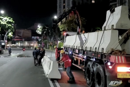 Cegah Aksi Serobot dan Kecelakaan, Pemkot Surabaya Pasang Barrier Beton di Depan Tunjungan Plaza
