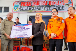 Jatim Kirim Bantuan Rp5 Miliar untuk Sumatera, Khofifah: Ini Amanah dari Warga Kami