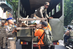 Pemkot Surabaya Sisir Jalan Dharmawangsa–Semarang: Trotoar Dibersihkan, Parkir Liar Ditertibkan