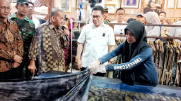 Dorong UMKM Naik Kelas, Mendag Budi Santoso Kunjungi Namira Ecoprint Surabaya