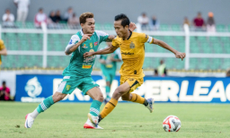 Persebaya Gagal Amankan Kemenangan, Kebobolan di Ujung Laga: Duel Sengit di Lampung Berakhir 1-1