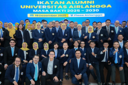 Khofifah Lantik Pengurus Pusat IKA UNAIR, Alumni Didorong Jadi Orkestrator Pembangunan