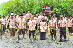 Khofifah Gandeng Pramuka Jatim Hijaukan Cengkrong