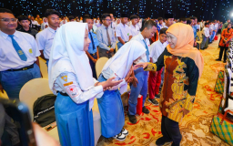 Khofifah Luncurkan Bantuan Pendidikan 2025, Tegaskan Pendidikan Tak Boleh Jadi Mewah bagi Anak Jatim
