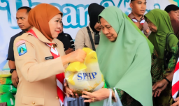 Pasar Murah di Pantai Cengkrong, Strategi Khofifah Redam Gejolak Harga Menjelang Nataru