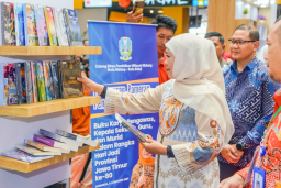 Khofifah Ajak Warga Jatim Perkuat Budaya Literasi demi SDM Unggul