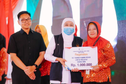 Pemprov Jatim Salurkan BLT DBHCHT Rp2,5 Miliar untuk Buruh Rokok di Surabaya