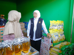 Khofifah Pastikan Harga Sembako di Pasar Banjarejo Bojonegoro Stabil Jelang Idul Adha