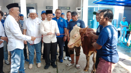 Demokrat Jatim Tebar Ribuan Paket Kurban, Emil Dardak: Keberkahan Dimulai dari Lingkungan Terdekat