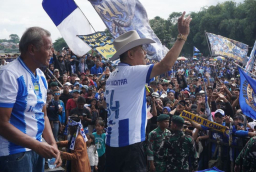 Pesta Rakyat di Tanjungsari, Umuh Muchtar Rayakan Gelar Juara PERSIB Bersama Bobotoh