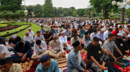 Gerimis Sambut Salat Iduladha di Balai Kota Surabaya, Pemkot Salurkan 80 Hewan Kurban