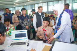 Khofifah Pastikan SPMB di Madiun Berjalan Lancar, Antrean Terkendali