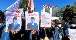 Ratusan Mahasiswa Kepung Grahadi, Kritik Demokrasi hingga Program Pemerintah