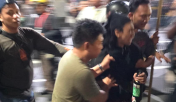 Massa Aksi #IndonesiaSekarat Dibubarkan, Sejumlah Demonstran Diamankan di Depan Balai Pemuda