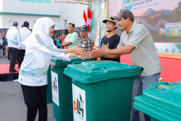 Peringati Hari Lingkungan Hidup Sedunia, Khofifah Pimpin Aksi Bersih Sampah dan Tanam Pohon di Surabaya