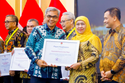 Khofifah Raih Penghargaan KPK, Jatim Lampaui Target Program ASN Berintegritas