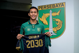 Arief Catur Perpanjang Kontrak Empat Musim, Persebaya Kunci Bek Andalan untuk Proyek Jangka Panjang