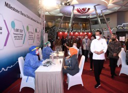Jokowi Tinjau Vaksinasi Massal di Gedung BEI