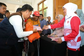 Gubernur Khofifah Bagikan 3 Ribu Bendera dan Sembako untuk Masyarakat
