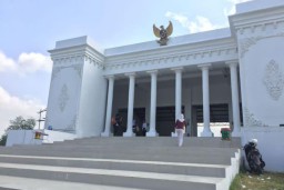 Ketua DPD Kritik Dana Desa untuk Bangun Kantor Desa Seperti Istana