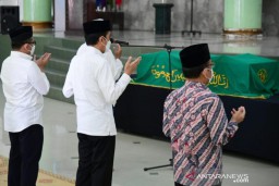 Jokowi Beri Penghormatan Terakhir untuk Mendiang  Hakim Agung Alkostar