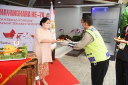 Ketua DPR Puan Maharani Beri Tumpeng ke Anggota Polantas