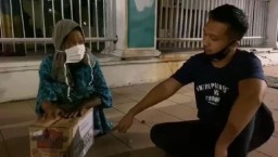 Kejutkan Warga! Crazy Rich Surabaya Bagi Mi Instan Isi Uang