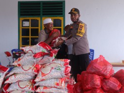 Polres Kepulauan Sula Beri Bantuan Korban Banjir Desa Waitina