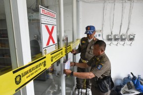 Jual Mihol Tak Berizin, Satpol PP Surabaya Segel Toko di Tengah Perkampungan