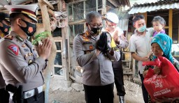 Ratusan Paket Sembako untuk Korban PHK
