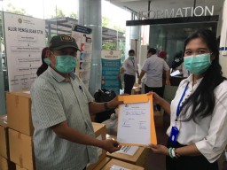 LaNyalla Academia Serahkan Bantuan APD dan Masker ke RS Unair