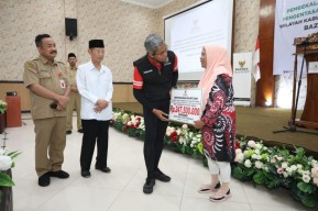 Percepatan Pengentasan Kemiskinan Ekstrem, Sekda Serahkan Bantuan Modal Usaha dari Baznas