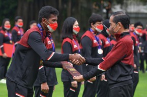 Presiden Jokowi Serahkan Bonus Apresiasi bagi Atlet SEA Games ke-31