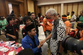Ganjar Ajak Mahasiswa Turun Lapangan, Dampingi Penyaluran Bantuan