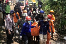 Korban Longsor Nganjuk Berhasil Dievakusi Petugas Gabungan