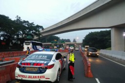 Polisi Lakukan Contra Flow di Tol Arah Semanggi