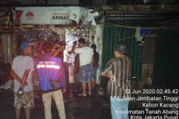 Enam Unit Damkar Dikerahkan ke Tanah Abang