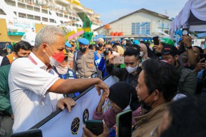 Ganjar Sambut Kedatangan Warganya yang Mudik Gratis Gunakan Kapal