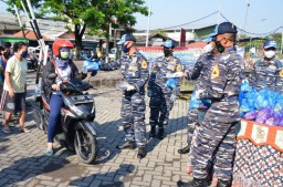 Ringankan Masyarakat Terdampak Covid-19, Taruna AAL Bagikan Sarapan Pagi