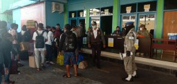 Sandar di Ambon, Penumpang KM Ngapulu Diperiksa Kesehatan