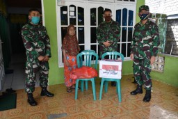 Peduli Covid-19, Korem 152 Babullah Bagi Sembako dan Masker ke Warga
