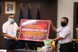 Menteri Yasonna Beri Paket Bansos, Gubernur Khofifah Senang