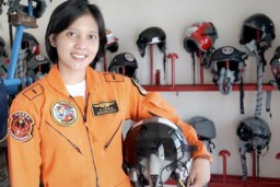 Letda Pnb Ajeng Tresna Dwi Wijayanti, Penerbang Tempur Wanita Pertama