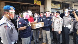 Polda Jatim Bagikan APD di Pasar Tradisional