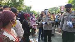 Bersama Forkopimda, Kapolda Jatim Bagikan Dua Juta Masker