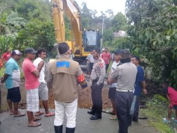 Ruas Jalan Ambruk akibat Hujan Deras, Jalur Ambon - Negeri Lima Lumpuh