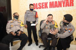 Kapolda Jatim Sapa Pasien Covid-19 di Gresik Melalui Video Call
