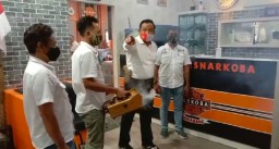 Satresnarkoba Polrestabes Surabaya Lakukan Fogging Disinfektan