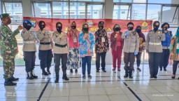 Polwan Polda Jatim Bagikan Sembako di Kampung Tangguh