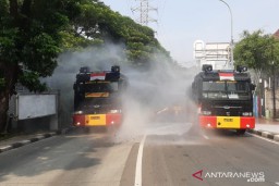Tahun Baru, Brimob Polda Metro Semprot Ruas Jalan dengan Disinfektan
